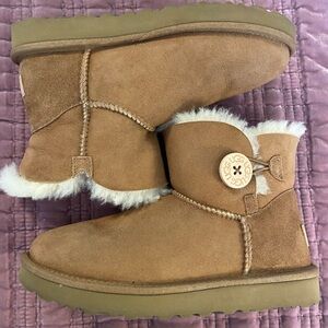 EUC UGG Mini Bailey Button Boots